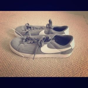 NIKE SIZE 9 BLUE/GREY SNEAKERS